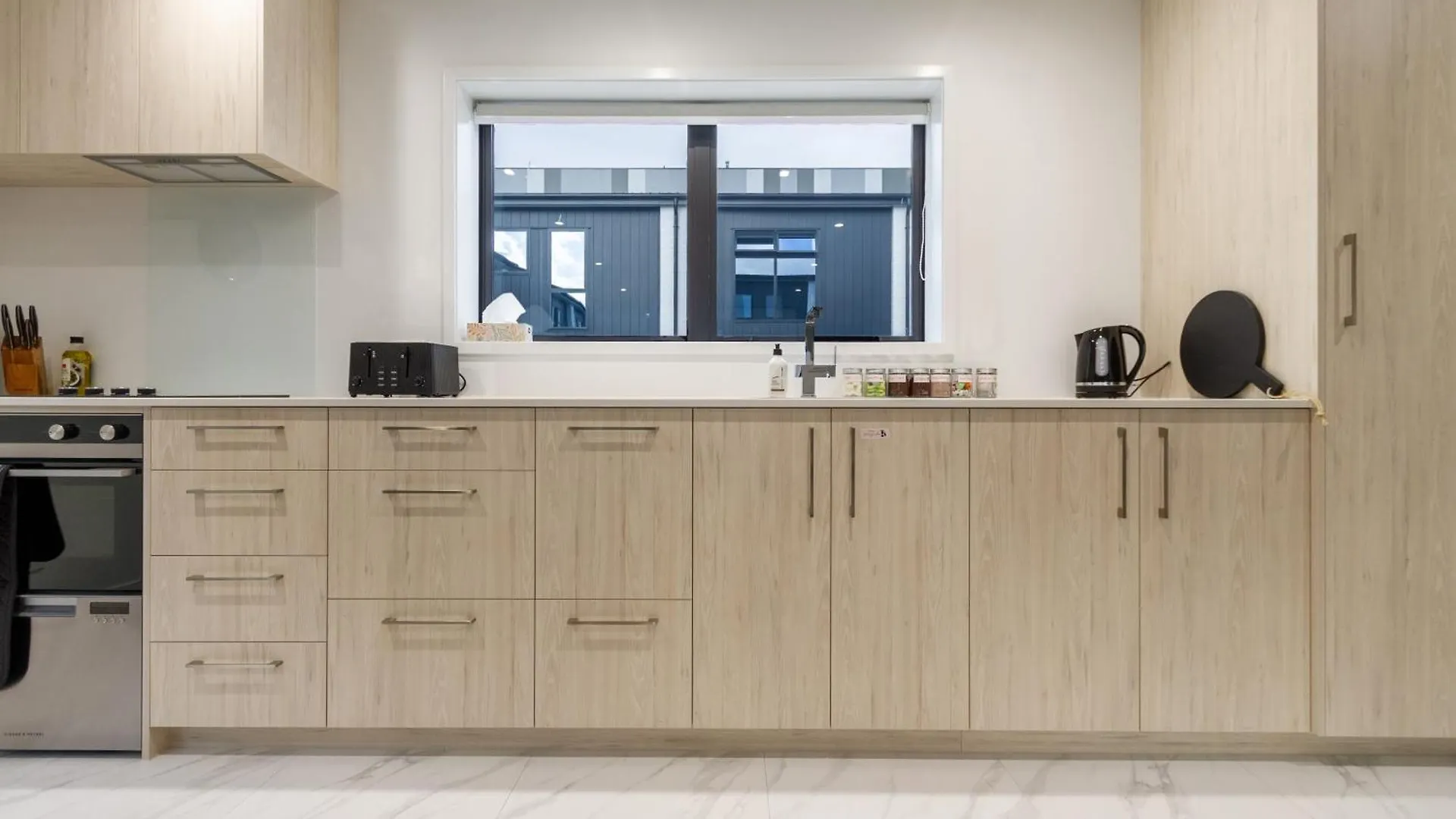 Discover Elegance - New Central Haven. 3 Bedroom Christchurch Appartement